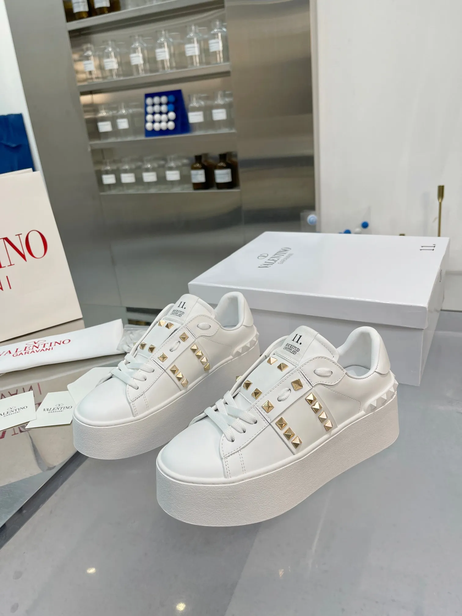 👟👟Ex-factory price 620👟👟 The latest thick-soled high version of Nujia Valentino Valentino 23ss spring and summer thick-soled rivet sports and casual shoes white shoes 2023 latest model hot-selling series hard to find after being launched in Japan super hot classic rivet series with thick sole 6cm higher purchased original development every detail is very exquisite🎁 Upper: silk cowhide splicing Lining: Cowhide lining Outsole: Original synchronized TPR outsole 6cm height increase Size: Female 35-41 (40.41 customized)